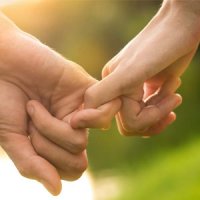 آیا لمس دست های همسر، درد را کم می کند؟