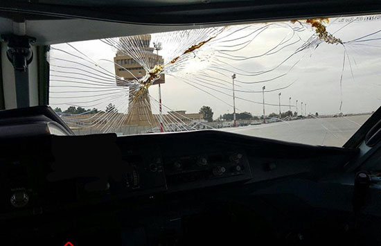 فرود اضطراری در اصفهان؛ شیشه خلبان شکست