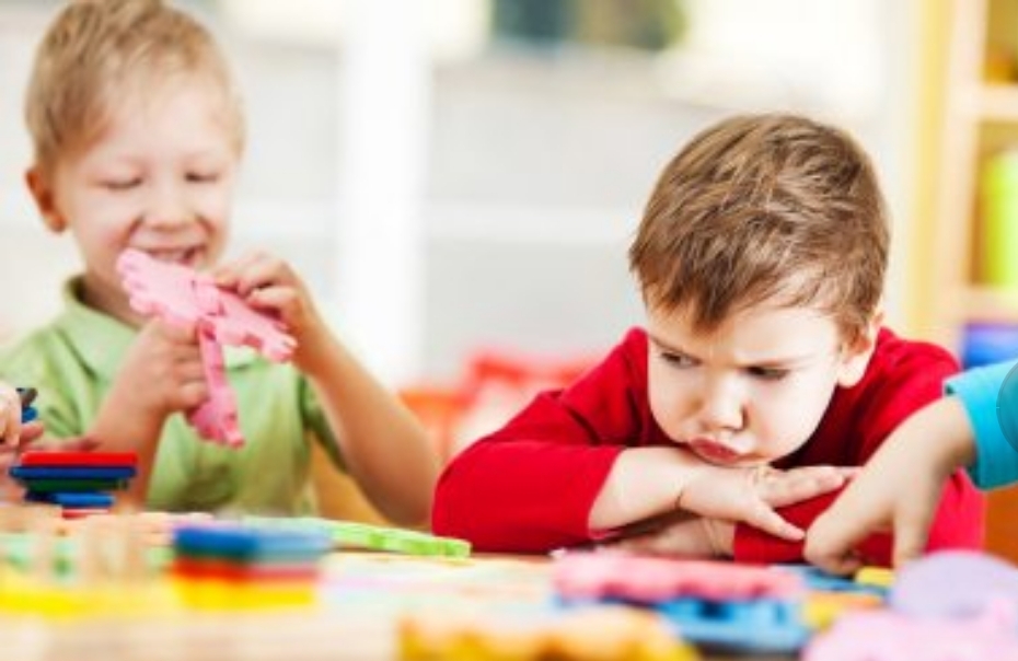 آیا مدارس کودکان اوتیسم از کودکان دیگر جدا می شود؟