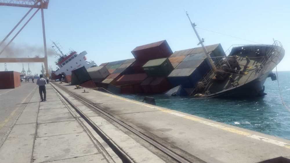 تصاویر منتشرشده از لحظه غرق‌شدن کشتی باری در بندرعباس