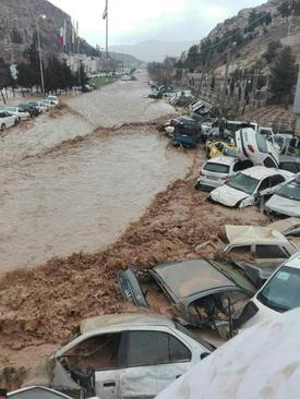 تداوم بارش‌ها در کشور تا چهارشنبه/ سیل ۲۰۰ خودرو را در دروازه قرآن شیراز با خود برد