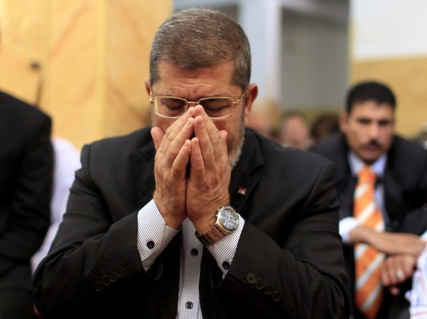 محمد مرسی، بعد از غش کردن در دادگاه درگذشت